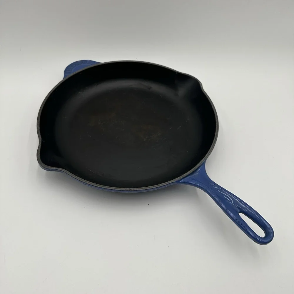 LE CREUSET Signature Enamelled Cast Iron Double Spouted Skillet Blueberry - Picture 1 of 8